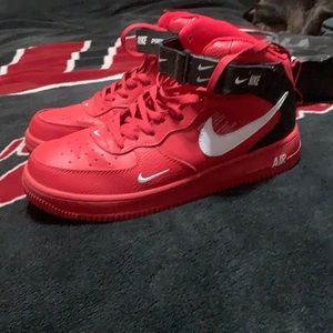Nike Air Force 1 mid lv8 gs university red